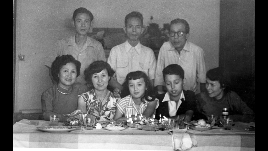 Vence, le 27 Août 1953. Vu Cao Dam en famille, avec assise à gauche Le Thi Luu et debout à sa gauche Mai Thu.
