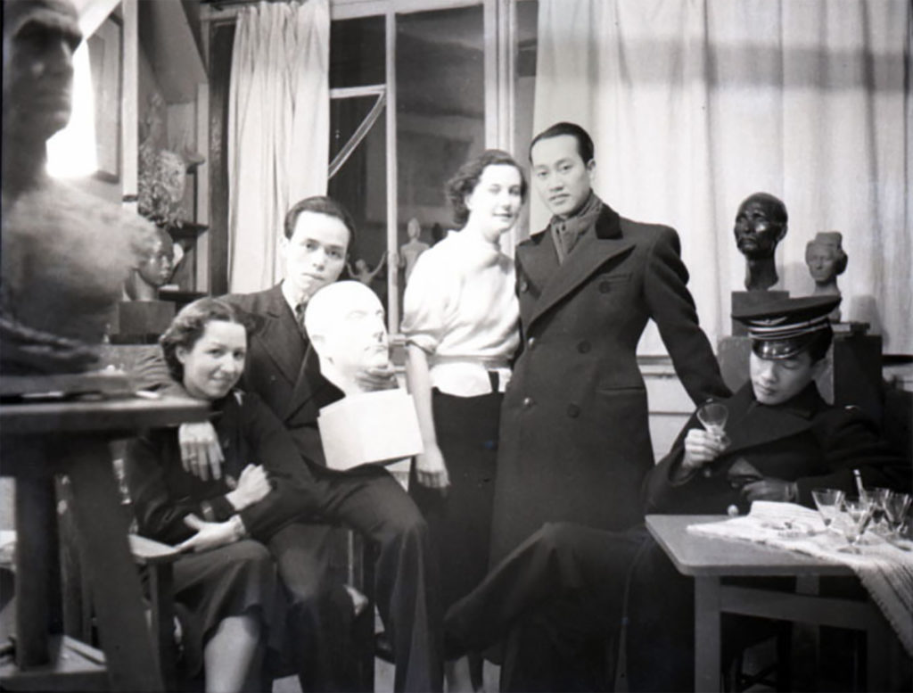 Paris 1937: de gauche à droite: Renée Appriou (épouse de Vu Cao Dam), Vu Cao Dam, Andrée (une amie).  Dr Nguyen Huy Thuoc (médecin), le futur général Hinh (le premier fut un partisan déçu d’Ho Chi Minh, le second un partisan de Bao Daï, ambiguïtés du temps…)