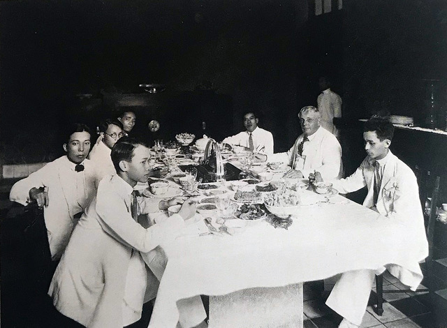De gauche à droite : Mai Trung Thu, Le Pho, Le Van De, Nguyen Phan Chanh (au fond), Cong Van Chung, Victor Tardieu, Georges Khanh. Hanoi, 12 Août 1930